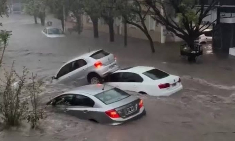 Chuvas devastadoras deixam 13 mortos e mais de mil desalojados; veja vídeo