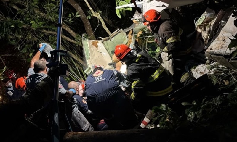 Avião cai no litoral de São Paulo e deixa um morto