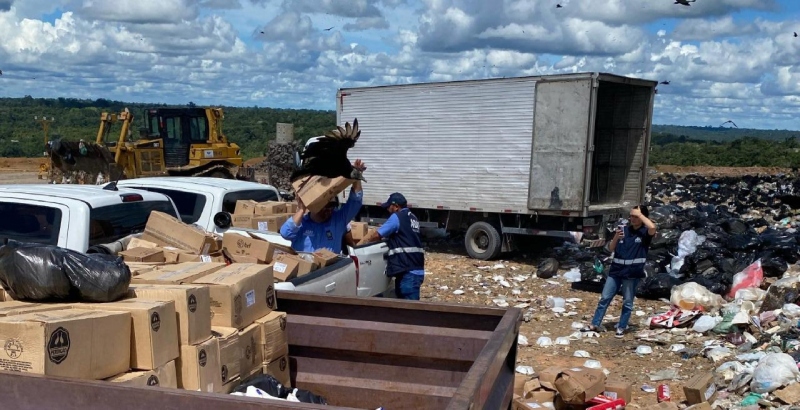 Cerca de 7 toneladas de alimentos vencidos são apreendidos na zona Norte de Manaus