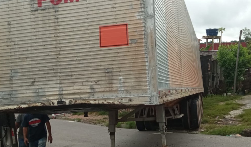 Carreta desgovernada invade casa na zona Leste de Manaus; veja