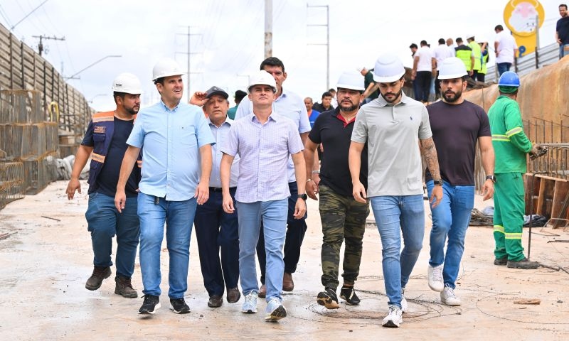 Prefeito David Almeida vistoria obra do viaduto Rei Pelé, que será entregue em maio