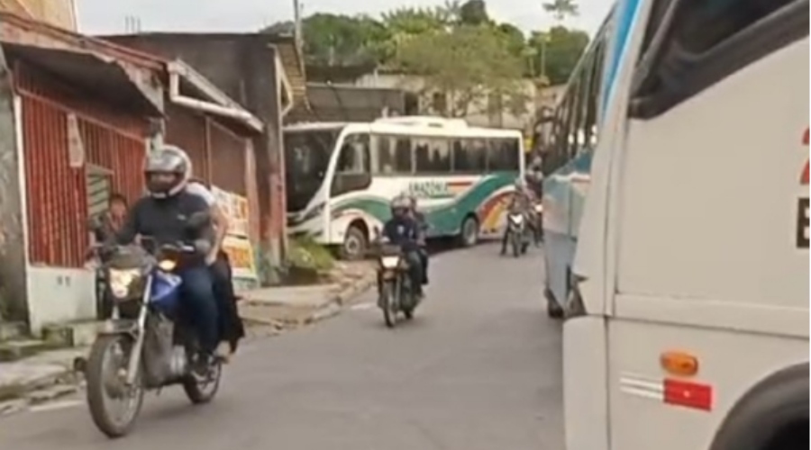 Ônibus desgovernado invade casa de família no bairro Nova Vitória; veja vídeo
