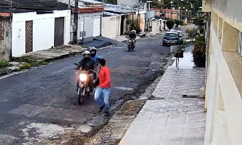 Vídeos mostram desespero de trabalhador durante assalto em Manaus; veja