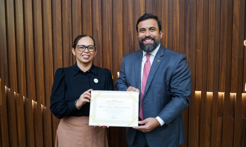 Dr. George Lins homenageia prefeita Socorro Nogueira com o Diploma Mulher Cidadã na Aleam