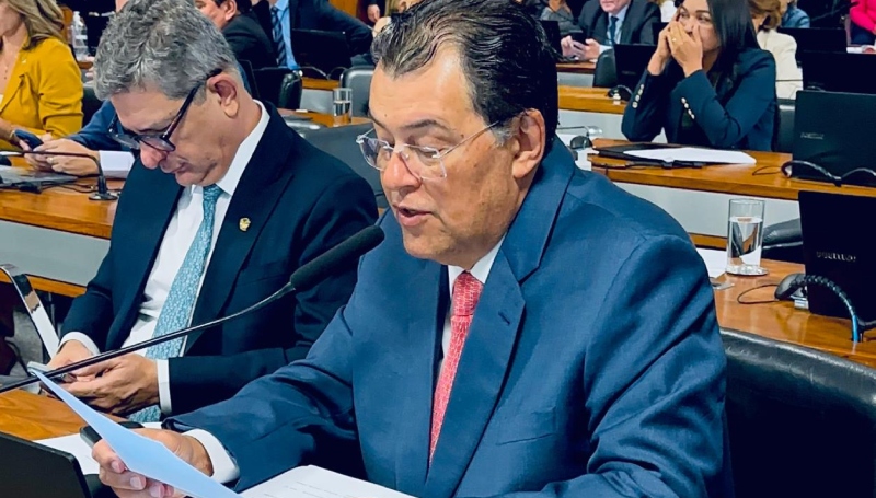 CCJ do Senado aprova PL relatado por Eduardo Braga que reforça proteção às mulheres