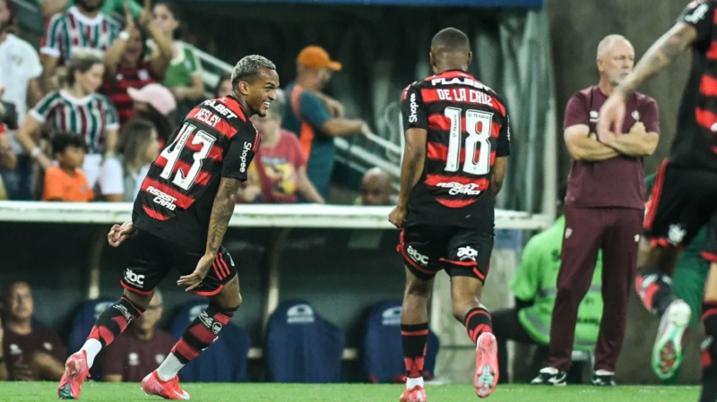 Gol do Flamengo abre placar contra Fluminense na final do Carioca; veja vídeo