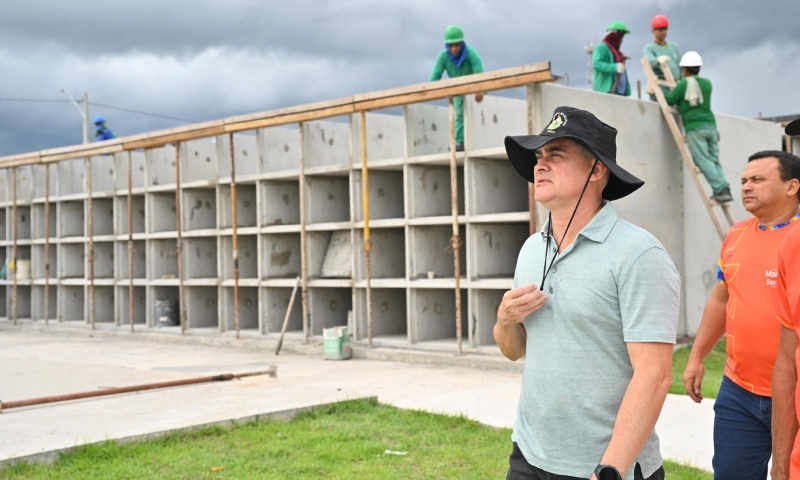 Prefeito David Almeida vistoria obra de ampliação do cemitério vertical Nossa Senhora Aparecida