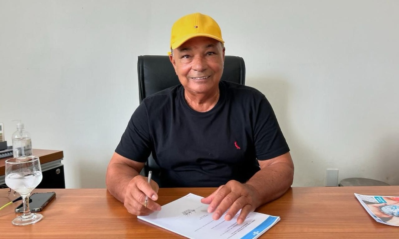 Prefeito de Careiro da Várzea entra na mira do TCE-AM após nomear o próprio filho como secretário de finanças