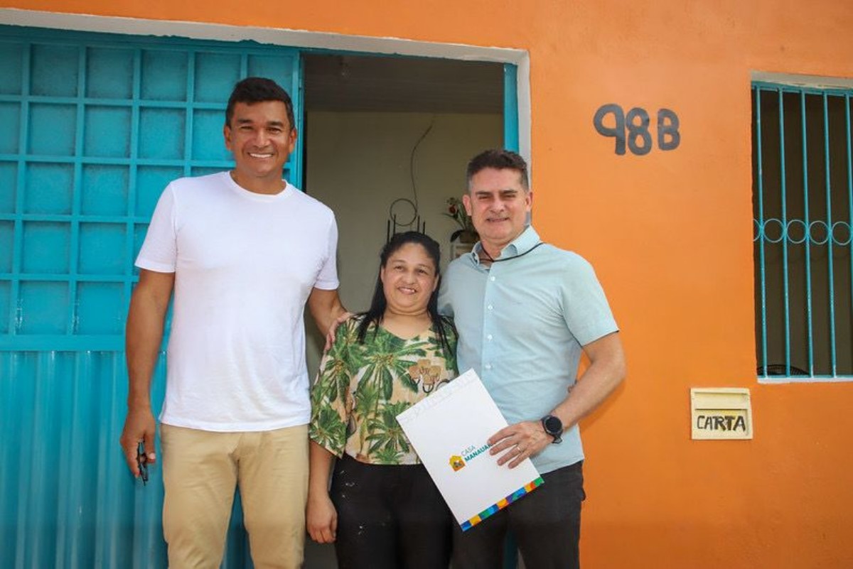 Prefeito David Almeida entrega mais 15 casas reformadas pelo programa “Casa Manauara”