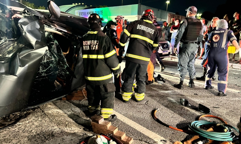 Bandidos em fuga capotam carro e ficam presos às ferragens em Manaus; veja vídeos