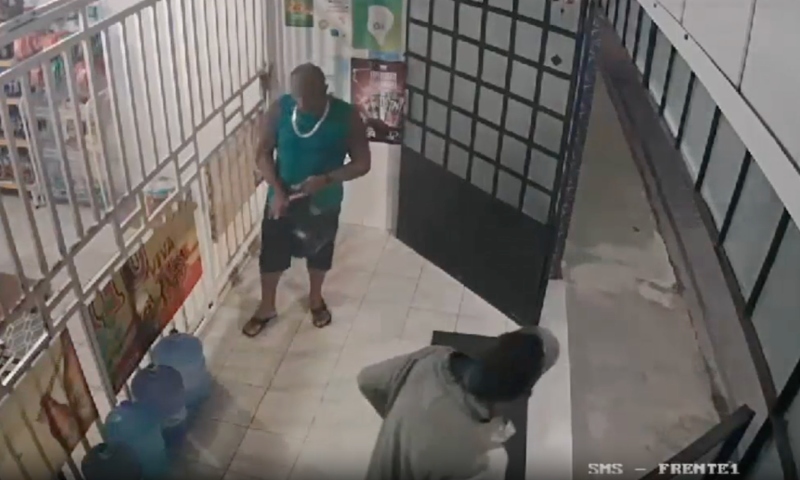 Tudo filmado: pistoleiro misterioso invade distribuidora e mata desafeto; veja vídeo