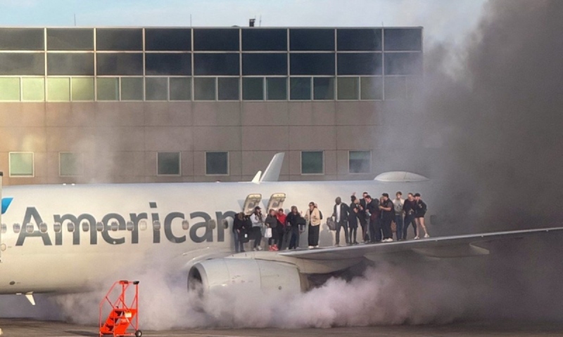 Avião da American Airlines pega fogo e vídeos mostram o desespero dos passageiros; veja