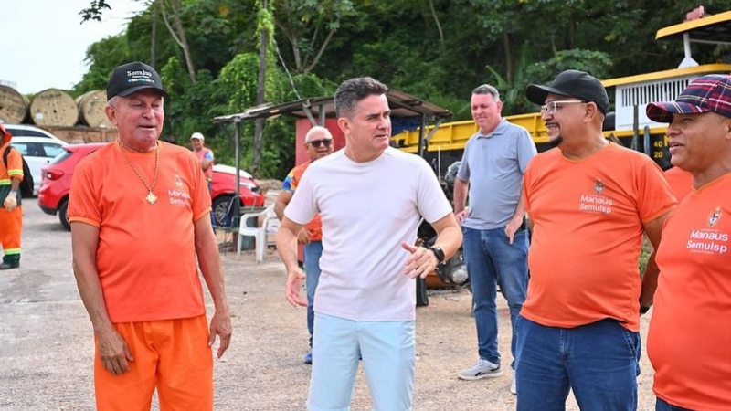 Prefeito acompanha operação e celebra redução em mais de 50% de lixo retirado do rio Negro 