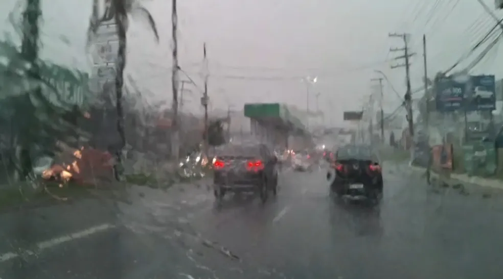 Manaus amanhece com chuva e temperatura de 24°C nesta segunda-feira (17)