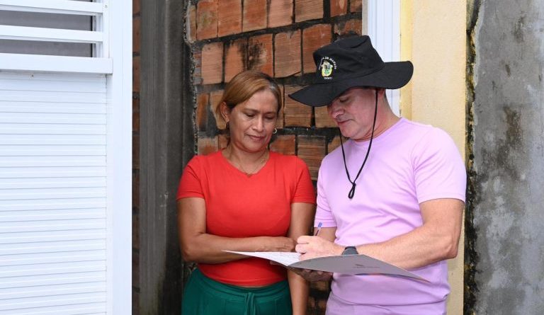 Prefeito David Almeida entrega mil registros de imóveis a famílias do Zumbi dos Palmares