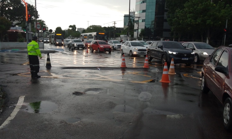 Chuva e buracos transformam manhã em caos no trânsito de Manaus
