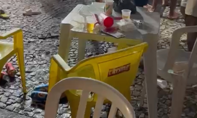 ‘Beldades cachaceiras’ fazem barraco em frente de bar e o pau tora; veja vídeo