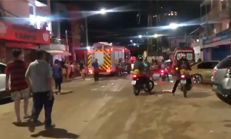 Pai e filho sofrem queimaduras no rosto ao tentarem fazer fogo para churrasco, em Manaus; veja vídeo