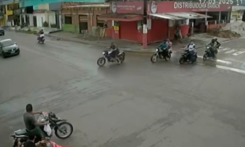 Vídeo mostra momento em que carro desgovernado atropela dois motoqueiros em Itacoatiara; veja