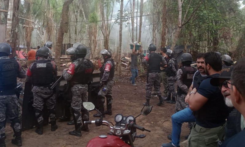 Tropa de Choque retira invasores em área de proteção ambiental no Tarumã, em Manaus; veja