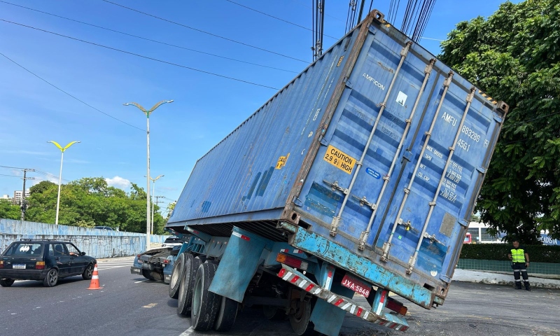 Contêiner tomba na Avenida Efigênio Salles e deixa trânsito caótico em Manaus