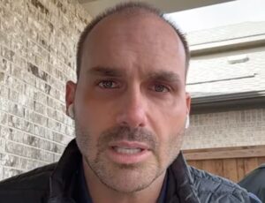 Urgente: Eduardo Bolsonaro renuncia cargo de deputado e se exila nos EUA para denunciar ditadura no Brasil; veja vídeo