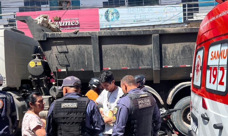 Idosa é atropelada por caminhão em avenida de Manaus