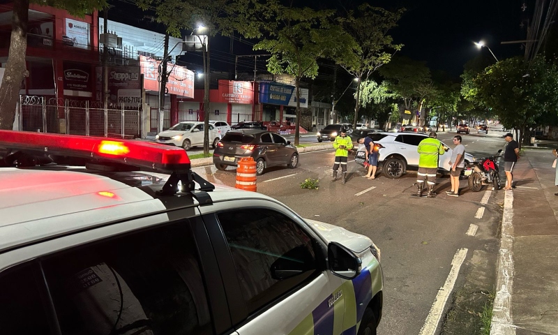 Acidente de trânsito deixa carro destruído na Av. Djalma Batista; veja vídeo