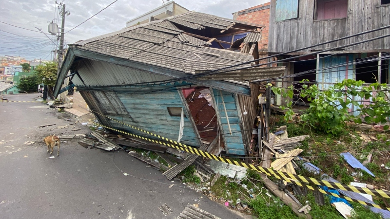 Casa desaba com família dentro e deixa vizinhança em pânico na zona Sul de Manaus