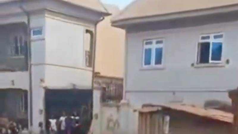 Mulher é atacada por multidão após matar o próprio pai a facadas; veja vídeo