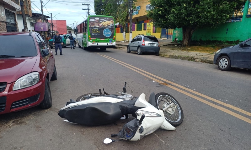Professora é atropelada por ônibus e fica gravemente ferida, em Manaus; veja vídeo