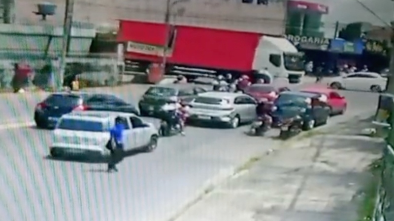 Vídeo mostra caminhão invadindo a contramão e arrastando vários veículos em Manaus; veja