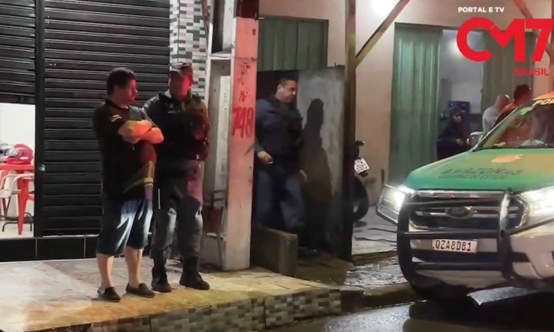 Urgente: homem é assassinado em churrasquinho no bairro Compensa; veja vídeos