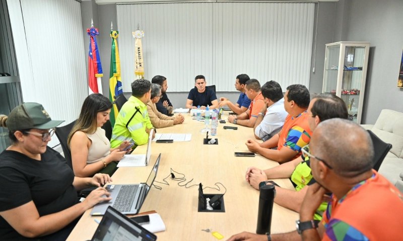 Prefeito David Almeida reúne comitê de crise para definir estratégias de assistência às famílias atingidas por deslizamento em Manaus