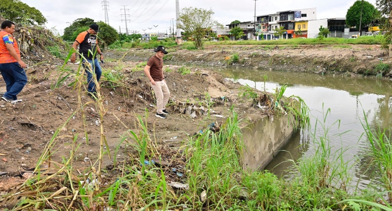 Prefeito David Almeida vistoria limpeza e desobstrução de igarapés em resposta às fortes chuvas em Manaus