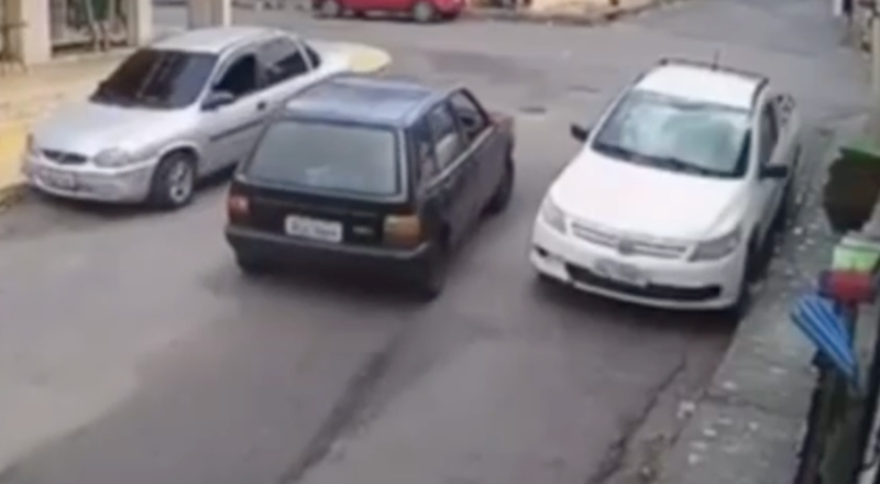 Motoqueiro “amostradinho” quebra a cara ao tentar fazer grau em rua de Manaus; veja vídeo