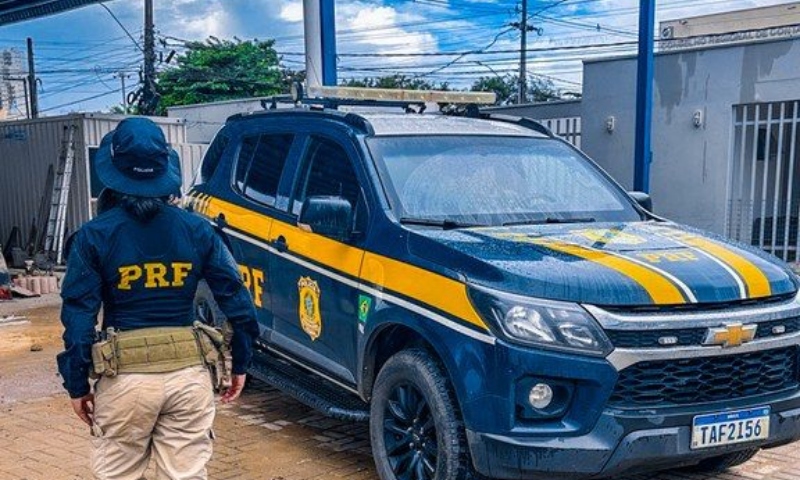PRF apreende carro com 85 kg de maconha na BR-319 em Humaitá