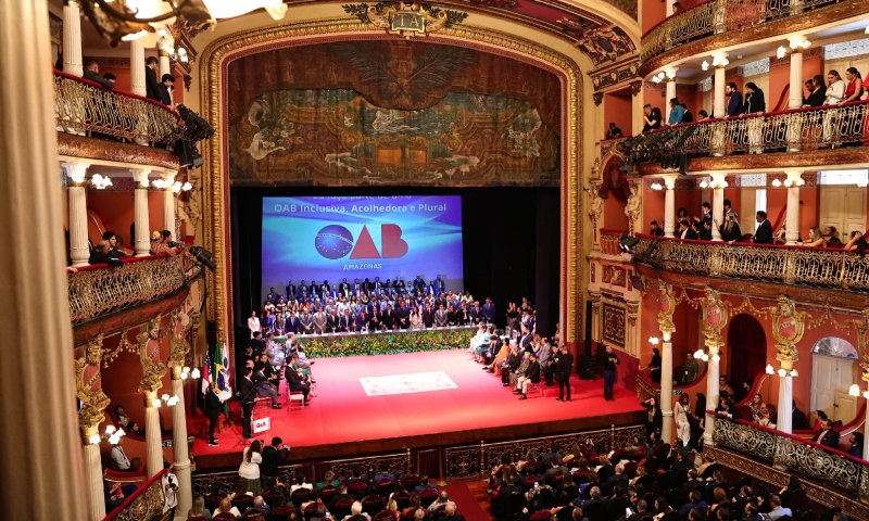 Presidente do TCE-AM prestigia solenidade de posse de Jean Cleuter na OAB-AM