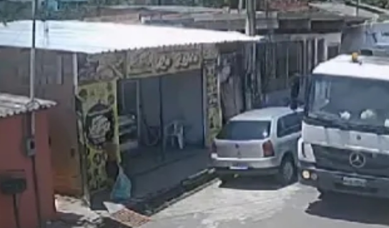 Urgente: menina é atropelada por caminhão de lixo em Manaus; veja vídeo