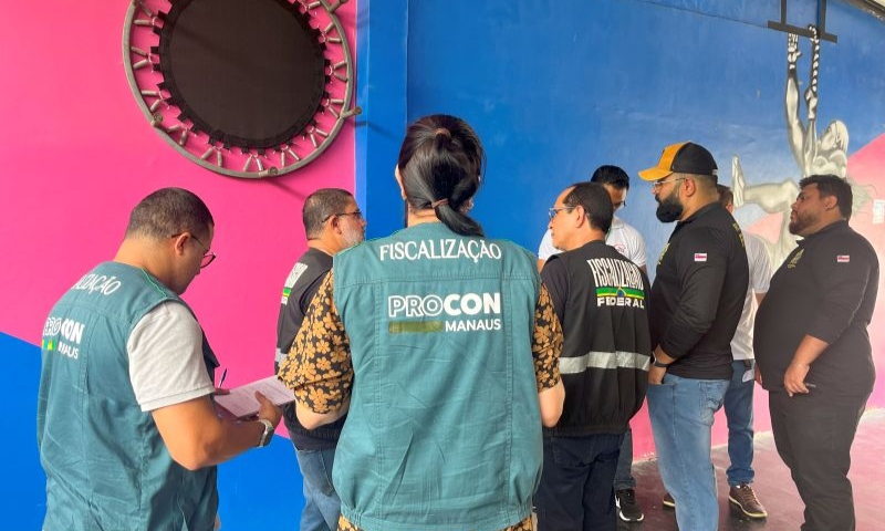 Academias são interditadas por ausência de licença e profissionais sem registro em Manaus