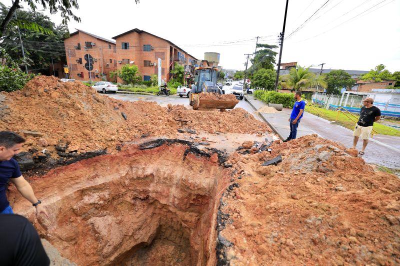 Centro de Manaus recebe obras para solucionar cratera na rua Ipixuna
