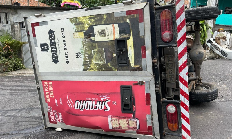Caminhão tomba em ladeira e atinge casas no bairro Petrópolis, em Manaus; veja vídeo