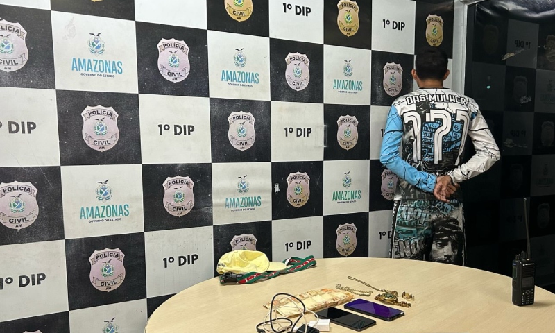 Polícia prende jovem com celulares roubados no Centro de Manaus; veja vídeos