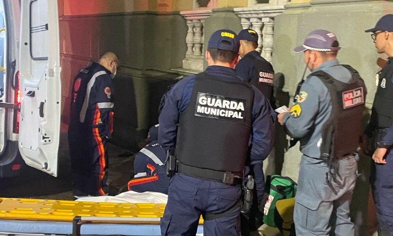 Mulher é espancada pelo próprio companheiro em rua escura do Centro de Manaus; veja vídeos