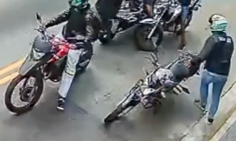 Bandidos cercam motoqueiro e roubam moto de luxo em plena luz do dia; veja vídeo