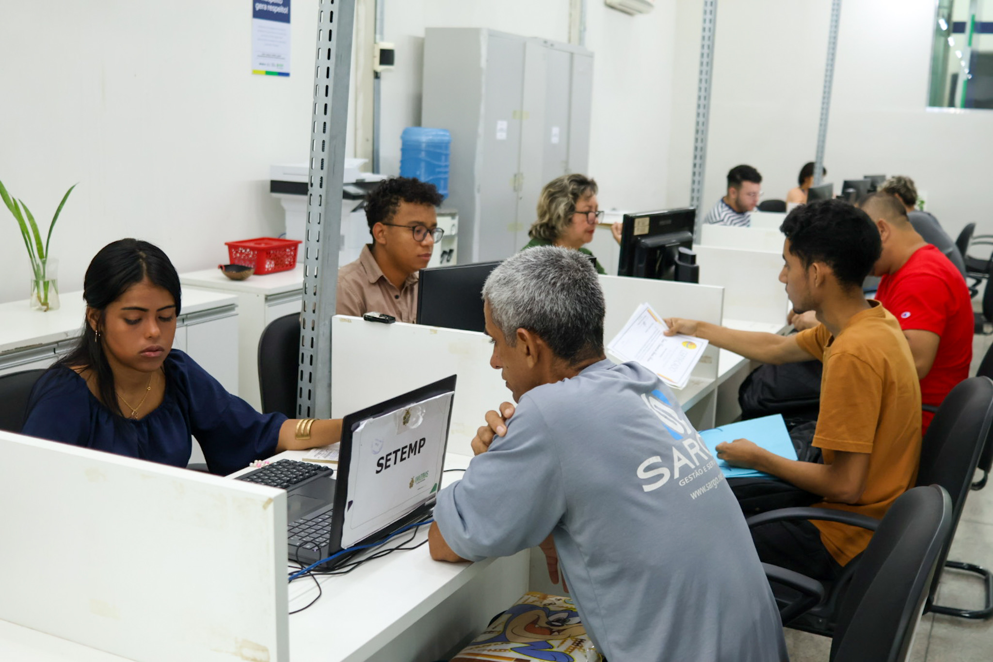 Cozinheira, bombeiro e porteiro: mais de 120 vagas de emprego estão disponíveis em Manaus; confira