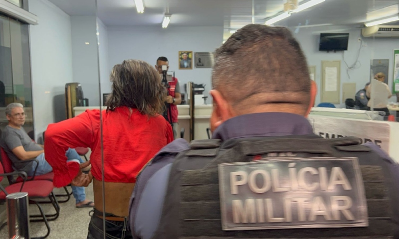 Deu ruim: mulher tenta sair sem pagar e é pega por funcionários de supermercado em Manaus; veja vídeos
