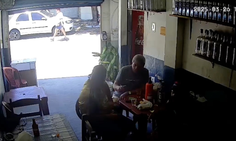 “Ele vai me matar”: mulher tenta pedir ajuda em bar enquanto é esfaqueada pelo próprio marido; veja vídeo