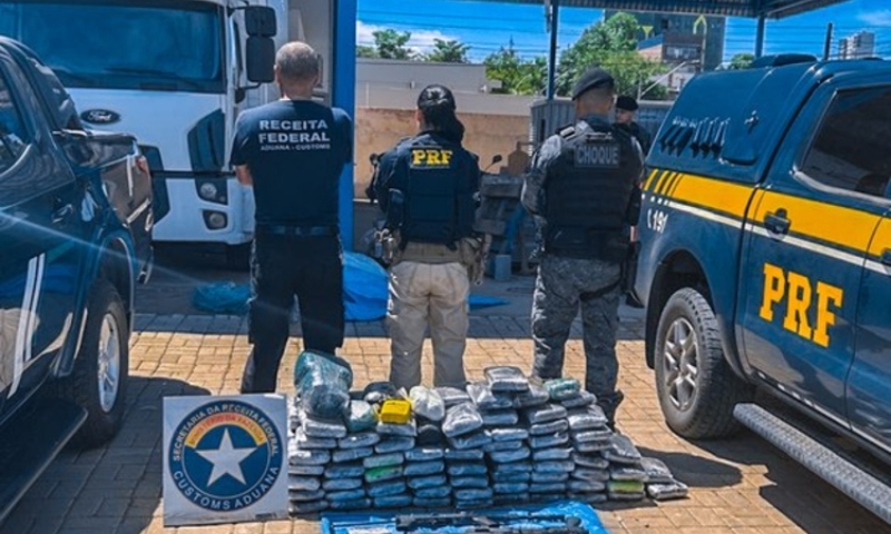 PRF encontra maconha e armas escondidas em geladeira e máquina de lavar em caminhão na BR-319
