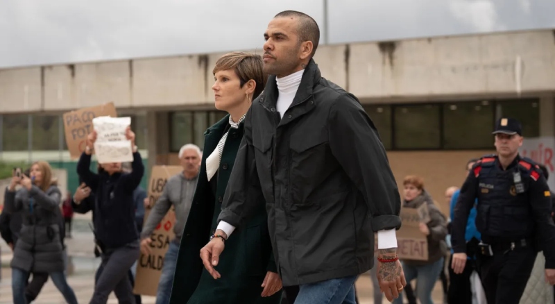 Daniel Alves, ex-lateral da Seleção Brasileira, é absolvido da acusação de estupro na Espanha